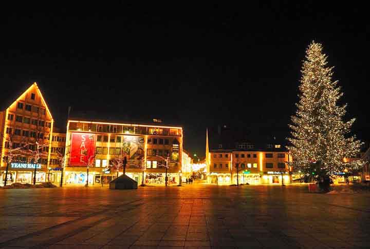Na Rússia da década de 1920, por outro lado, o recém-empossado governo soviético lançou uma campanha contra religiões. Entre elas, as tradições burguesas como o Natal, com a proibição das árvores natalinas. O regime laico incentivou os cidadãos a trocar as comemorações pelas de ano-novo.