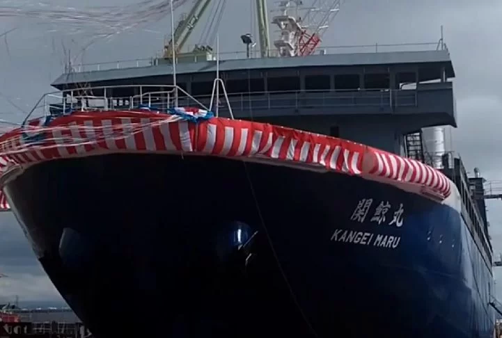 O Kangei Maru veio para substituir um antigo navio-mãe que vinha sendo constantemente perseguido por ambientalistas que tentavam impedir a caça às baleias.