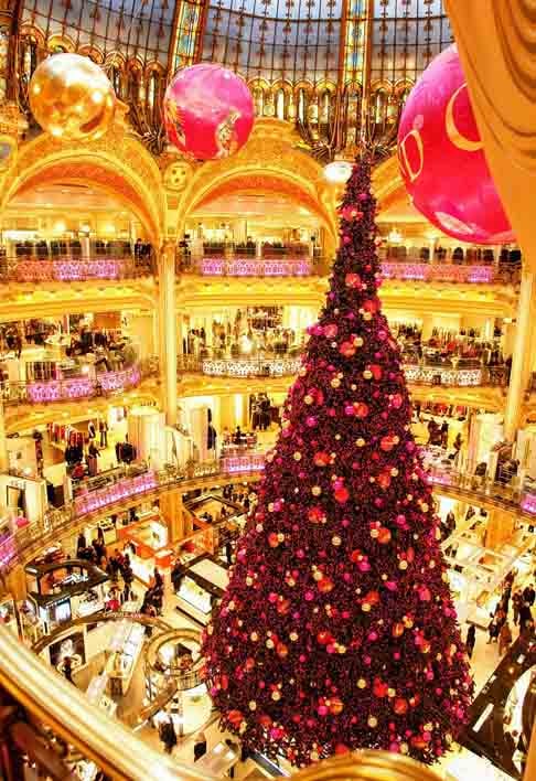 Já em Paris, uma das atrações de Natal é a árvore montada nas Galerias Lafayette. Todos os anos, desde 1976, adorna o centro da cúpula dos famosos grandes armazéns parisienses. 
