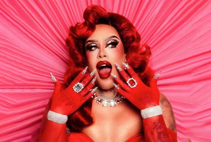 Além disso, os hits Vermelho, A Queda e Bonekinha conquistaram o Brasil e alçaram Gloria ao patamar de outros artistas da atualidade. Ela também demonstra versatilidade ao cantar hits de outros artistas e demonstrar domínio vocal, que é oriundo da dublagem. 