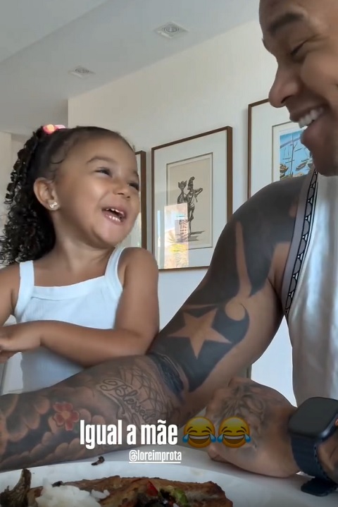 Em certo momento, a pequena chega a reclamar da demora: Aí, minha comida tá demorando. O cantor respondeu, enquanto ria da filha: E para que está fazendo essa cara? É a mesma coisa da mãe.