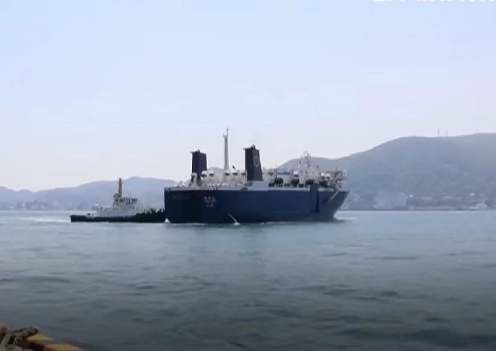 Suas dimensões são impressionantes: 112,6 metros de comprimento por 21 metros de largura, com quase 9.300 toneladas.