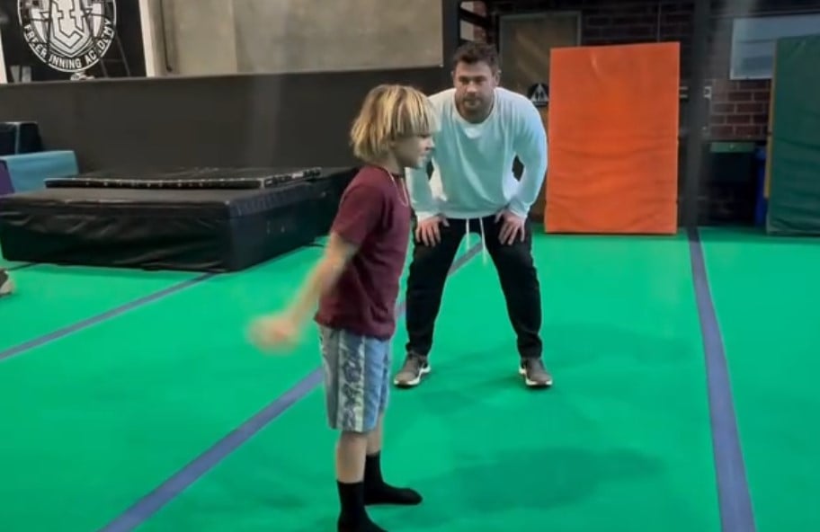 Em novembro, o intérprete do herói Thor, da Marvel, publicou vídeo em que tentava ensinar um dos filhos a dar um mortal para trás. Chris Hemsworth fez uma montagem para simular que conseguiu fazer o movimento, mas seguidores perceberam que de uma etapa para outra o ator vestia calças diferentes. “O cara além de virar ele muda a roupa em segundos, só podia ser o Thor mesmo”, satirizou uma internauta.
