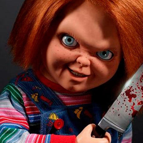 Nome do vilão: Chucky - Para evitar a morte, o assassino Charles Lee Ray consegue passar sua alma para um boneco por um ritual vudu. Com ninguém desconfiando de um inocente brinquedo, torna a vida do garoto Andy e outros em um inferno. São oito filmes com o personagem, que foi dublado por Brad Dourif. 