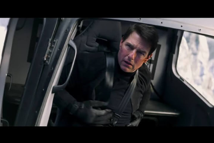Além de se aventurar em muitas cenas de ação no solo, Tom Cruise se destaca por dispensar dublês em certas sequências, incluindo em aeronaves, já que o ator é piloto de verdade.