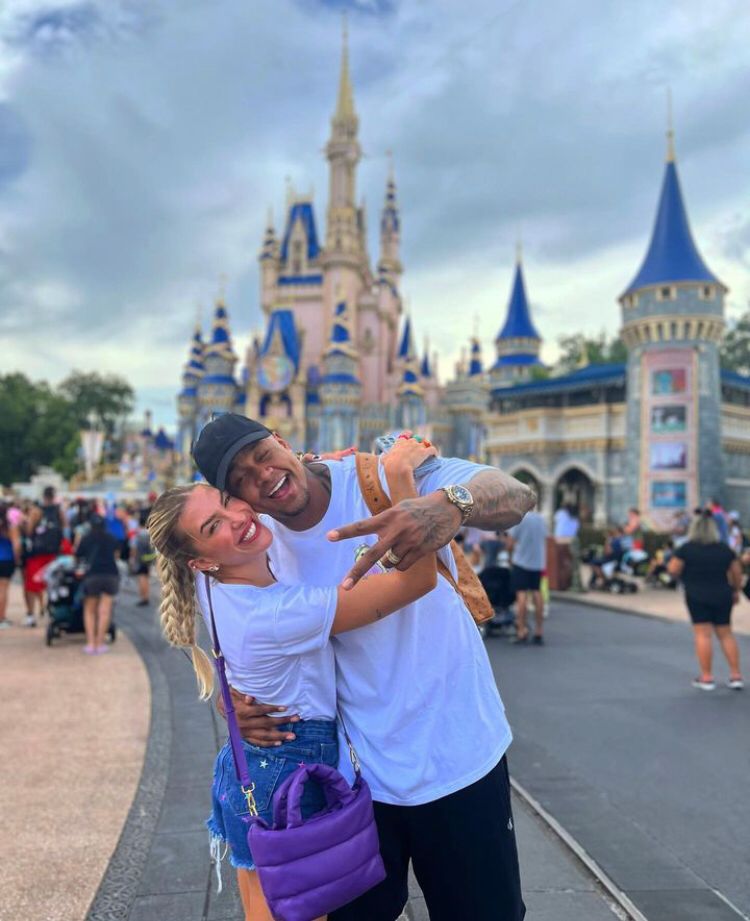 Em fevereiro de 2017, Leo Santana assumiu um namoro com a dançarina Lorena Improta. Entre muitas idas e vindas – eles chegaram a terminar e voltar quatro vezes –, eles se casaram em 2021, em uma cerimônia só para familiares próximos.