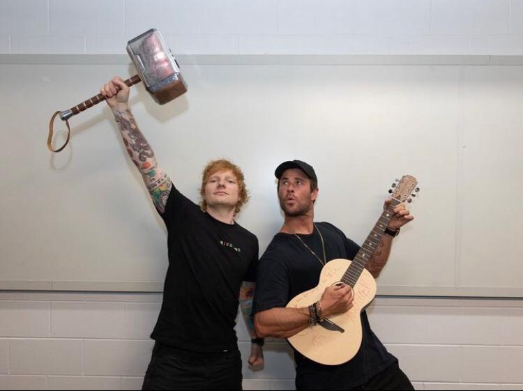 O ator também é conhecido por ser muito divertido e descontraído nos bastidores. Ele frequentemente compartilha fotos engraçadas e brincadeiras com seus colegas de elenco e amigos em suas redes sociais.