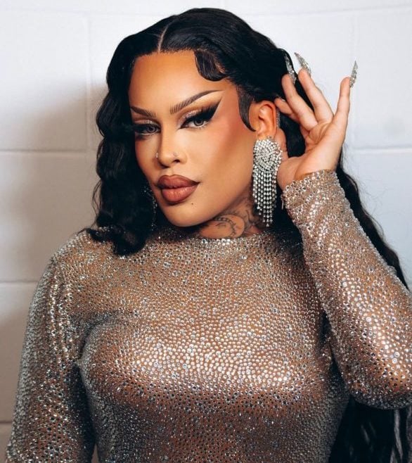 A cantora Gloria Groove celebrou seu relacionamento de 10 anos com o namorado, Pedro Luís, compartilhando uma foto carinhosa dos dois na praia neste domingo (15/12).