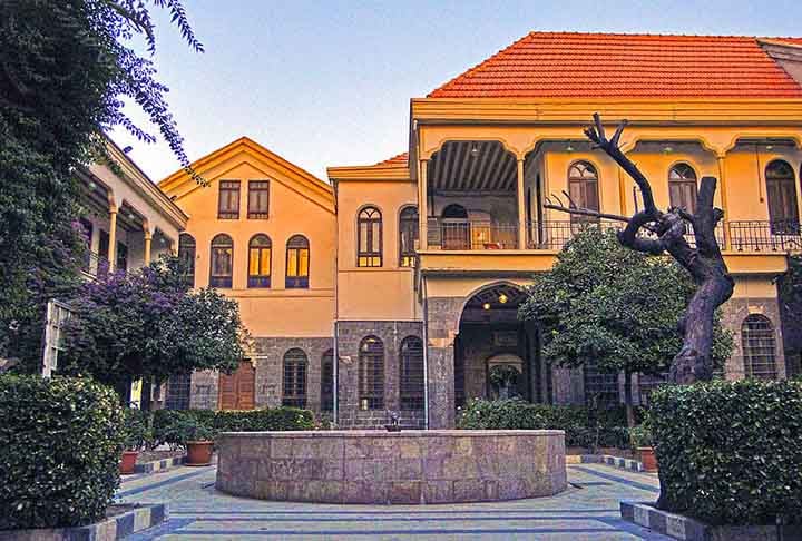 Uma das cidades mais antigas do mundo, Damasco remonta a pelo menos 2.500 a.C., com menções em textos egípcios e mesopotâmicos. Ela é habitada continuamente há mais de 4.000 anos, sendo Patrimônio Mundial da UNESCO.