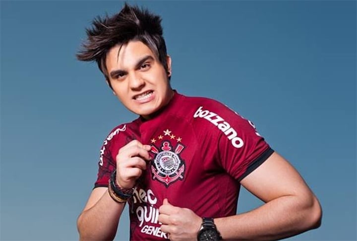 Na vida pessoal, o cantor faz questão de exibir seu amor pelo Corinthians, clube de futebol de São Paulo com uma das maiores torcidas do Brasil.