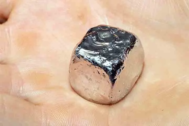 O procedimento adotado por Wollaston foi dissolver o minério em água régia, neutralizando o ácido com hidróxido de sódio (NaOH). Precipitou a platina adicionando cloreto de amônio, NH4Cl, como cloroplatinato de amônio.