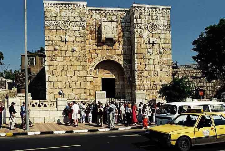 A capela de São Paulo foi reconstruída em 1867 e reestruturada em 1973. Em Damasco, acha-se também o lugar em que a tradição coloca o episódio da conversão do santo, no bairro Al Tabbaleh, onde os franciscanos da Custódia da Terra Santa haviam edificado uma capela, em 1925.