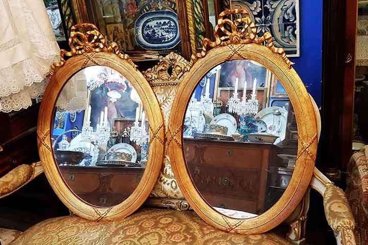 O ocultista John Dee, conselheiro político da rainha Elizabeth I no século XVI, usava espelhos para invocar anjos. 

