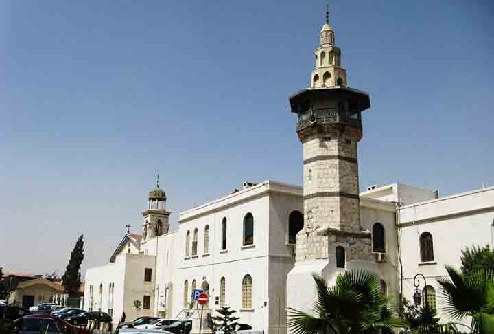 Damasco fica em um planalto situado a 690 metros acima do nível do mar e é limitada pela cordilheira Antilíbano a oeste e pelo deserto da Síria a leste. A cidade fica no oásis de Guta e a água que a abastece vem do rio Barada.