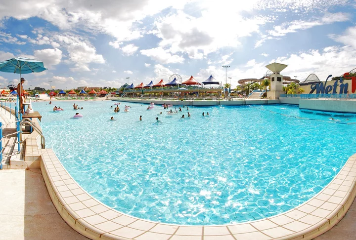 Tomando todas as precauções, as piscinas são um bom recurso para espantar o calor e ter momentos agradáveis ao lado da família e de amigos. 