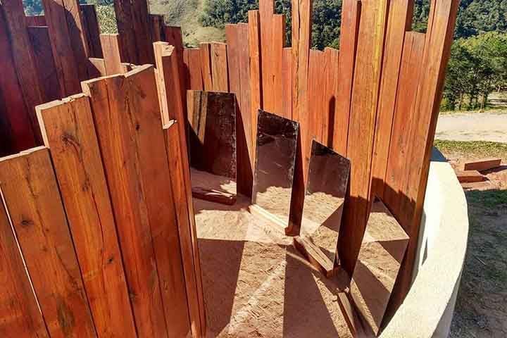 Energia lunar - No período das dinastias na China, havia a crença de que espelhos poderiam “sugar” as forças da lua. O satélite natural da Terra era cultuado na região asiática na antiguidade. 

