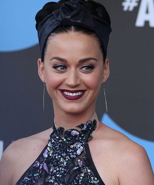 Seu terceiro álbum de estúdio, Teenage Dream (2010), foi ainda mais impactante, consolidou sua fama global e a tornou uma referência no pop.