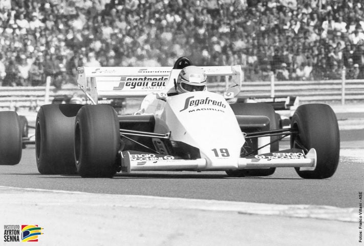 Senna começou sua carreira na Fórmula 1 em 1984 pela equipe Toleman, e em 1985 passou a correr pela Lotus, onde alcançou suas primeiras vitórias.