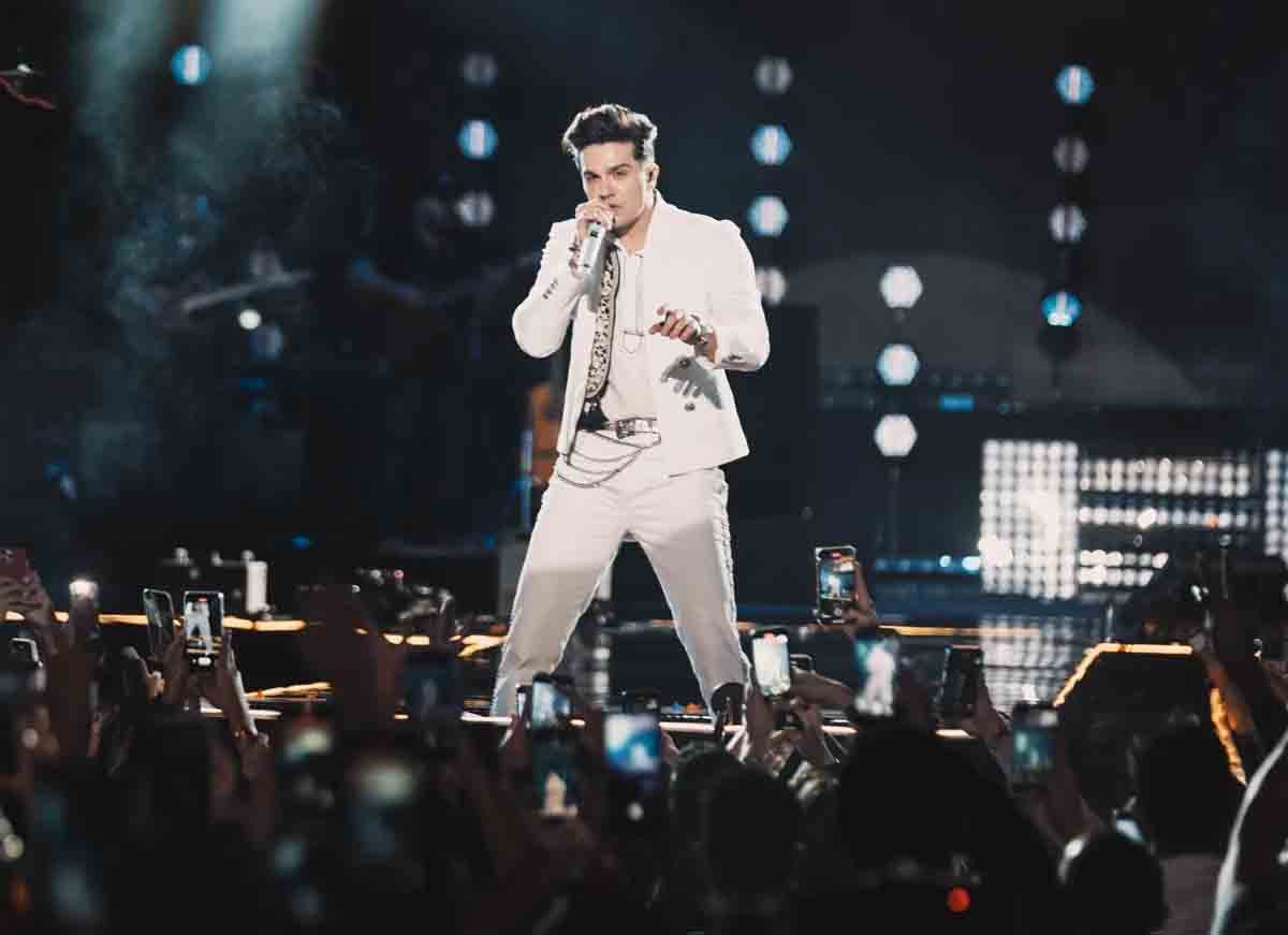 A música transformou Luan Santana num dos homens mais ricos do Brasil, com uma fortuna que já passa de R$ 1 bilhão, segundo sites de finanças. O sertanejo tem mais de 6 bilhões de reproduções em plataformas de streamings.  