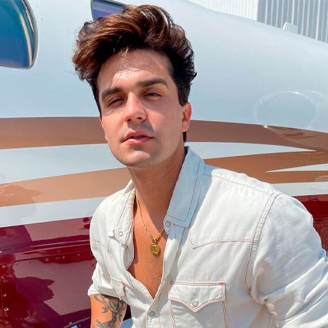 O cantor tem este nome por influência da mãe, dona Marizete, que gostava da cantora Elba Ramalho e colocou o nome do filho de Luã.  Luan Santana tem uma irmã, Bruna Domingos.