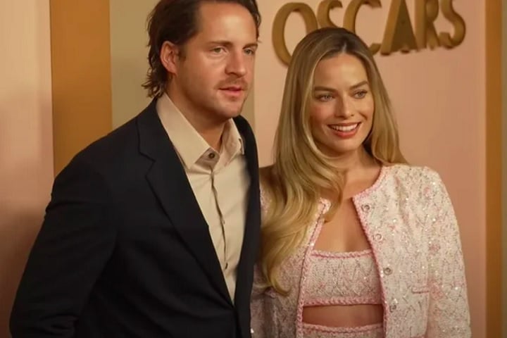 Robbie e o ator Tom Ackerley são casados desde 2016. Eles se conheceram em 2013, no set do filme Suite Francesa. O nome e o dia exato do nascimento do bebê não foram revelados.