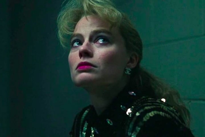 Antes, a atriz ainda estrelou outros filmes marcantes, como A Grande Aposta (2015), Eu, Tonya (2017 - foto) — pelo qual conquistou sua primeira indicação ao Oscar — e Era Uma Vez em... Hollywood (2019).