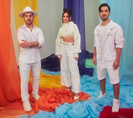 Em 2018, a banda lançou seu álbum de estreia homônimo, que trouxe sucessos como Meu Abrigo e Ouvi Dizer, músicas que rapidamente consolidaram a banda como uma das principais revelações do pop brasileiro. 