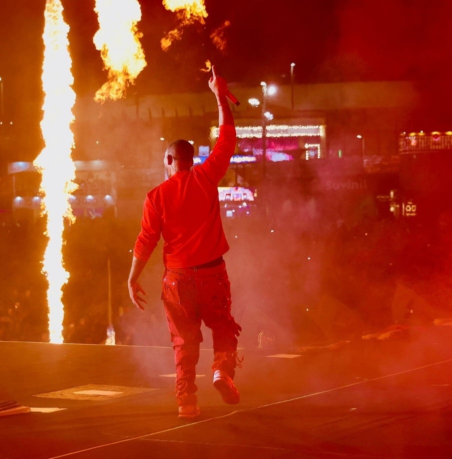 O show foi elétrico, com muita energia do cantor, que agitou o público com hits, inclusive do filme Bad Boys - franquia de sucesso que ele estrela ao lado do ator Martin Lawrence. O espetáculo teve vários efeitos de som, luz e fogo. 
