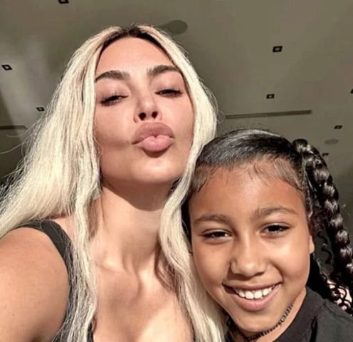 North West - Filha de Kim Kardashian e Kanye West. Em português significa Norte Oeste.
