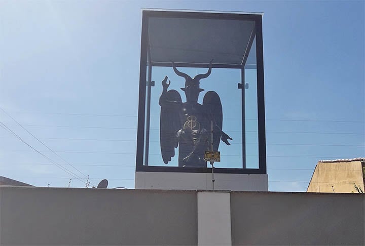 Mas muitas pessoas, de forma equivocada, associam a imagem de Belzebu ao Demônio. Daí surgiram comentários do tipo: Parece um sistema de segurança muito eficaz, disse um internauta, insinuando que ninguém vai ter coragem de invadir a casa. .