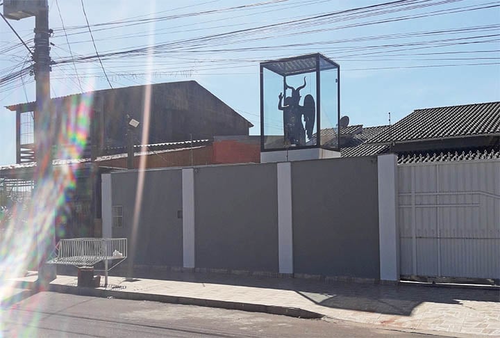 Em 2023, uma estátua de Baphomet colocada numa caixa de vidro no alto de uma casa assustou moradores de um bairro de Alvorada, no Rio Grande do Sul. O FLIPAR mostrou na ocasião. 