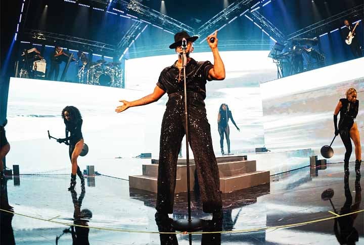 Após o sucesso de seu primeiro álbum, Ne-Yo continuou a lançar material de qualidade, consolidando sua carreira com álbuns como Because of You (2007) e Year of the Gentleman (2008).