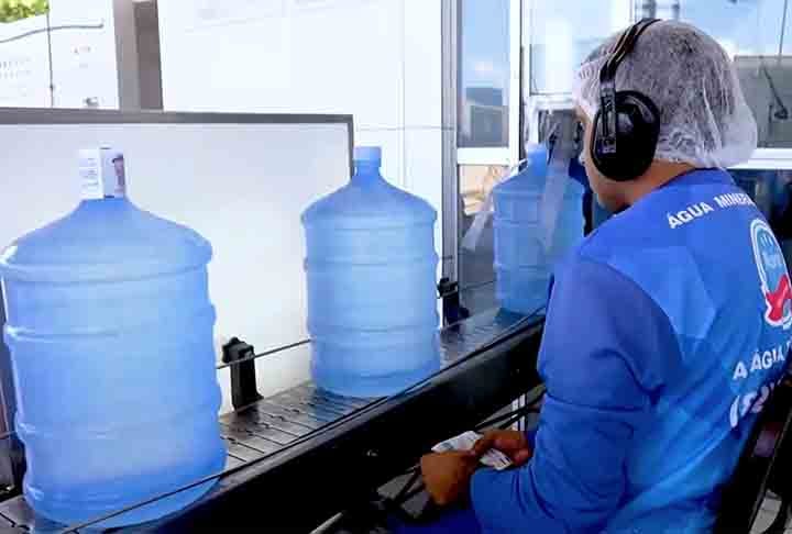 A água mineral traz outro benefício importante. Ela aumenta a resistência física proporcionada pelo ferro, substância que contribui no transporte de oxigênio para todo o corpo. Ela pode potencializar vigor e resistência na prática atividades físicas. 