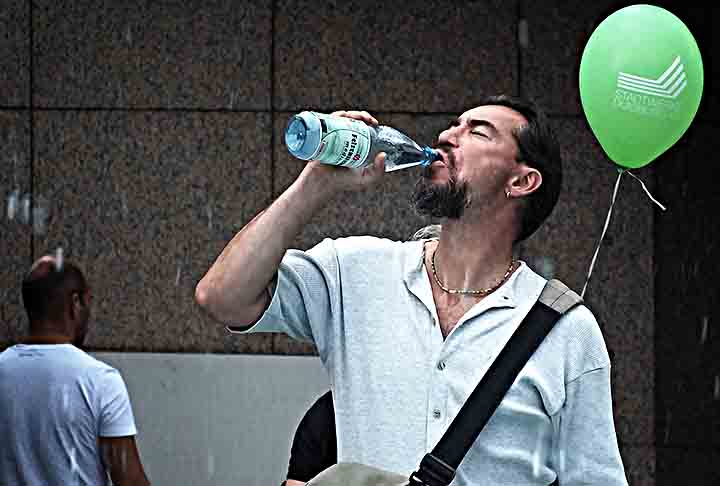 Na água mineral, há também o magnésio e o cálcio, que são excelentes aliados contra a pressão alta, visto que fortalecem o aumento da elasticidade dos vasos sanguíneos, contribuindo para uma melhor fluidez do sangue. 