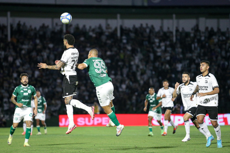 Matheus Bahia e Caio Dantas disputam lance no jogo Guarani x Ceará, no Brinco de Ouro, pelo Campeonato Brasileiro Série B 2024