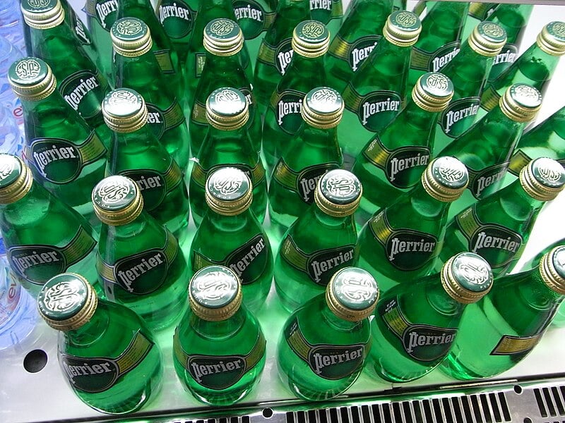 A Perrier, água com gás mais famosa do mundo, corre o risco de ver seu prestígio ir ladeira abaixo. De acordo com revelação do jornal “Le Monde”, a Agência Regional de Saúde (ARS) da Occitanie recomendou em agosto que a Nestlé Waters encerre a produção da água mineral na comuna de Vergèze, fonte da água Perrier. 
