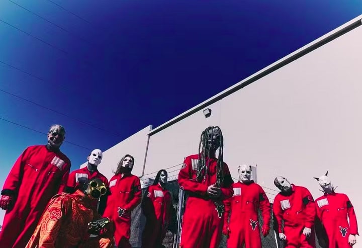 Um dia antes, na segunda-feira (29/04), o músico brasileiro já tinha sido marcado em uma foto da banda em que os nove integrantes aparecem de máscara.