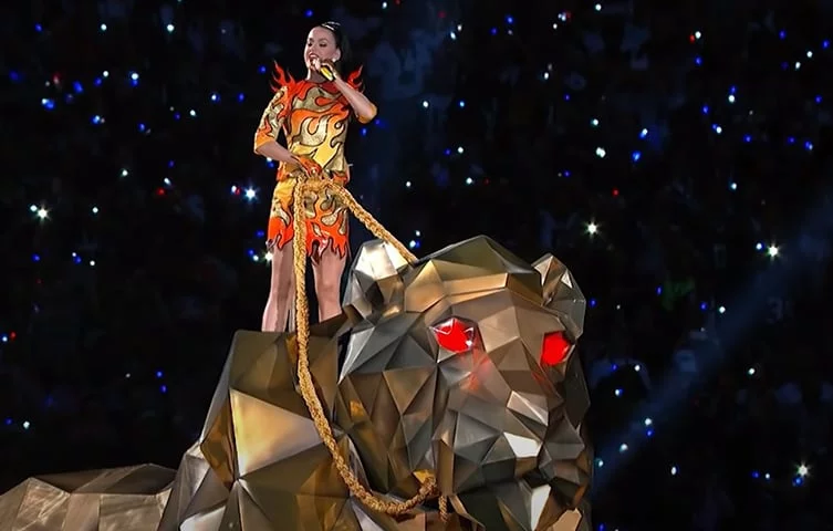 Em sua apresentação no Super Bowl de 2015, ela desfilou montada em um leão mecânico gigante ao som de Roar.