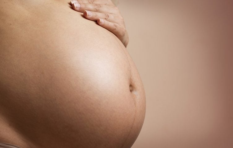 A equipe médica desconfiou que o bebê de pedra estava na barriga da idosa há pelo menos 56 anos, que foi quando ela ficou grávida pela última vez.