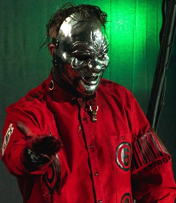 A banda se formou a partir de outros projetos musicais na cena local, com Shawn Clown Crahan (foto) e Anders Colsefini como membros fundadores.