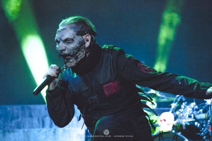 As letras das músicas frequentemente abordam temas sombrios e introspectivos, como raiva, dor e alienação, refletindo as experiências pessoais dos membros da banda.