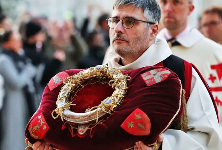 Existem relíquias que têm valor inestimável no Cristianismo por conectarem os fiéis aos eventos e figuras centrais da fé. Elas são símbolos poderosos do divino e humano em Cristo, sendo veneradas como expressões físicas de momentos sagrados.

