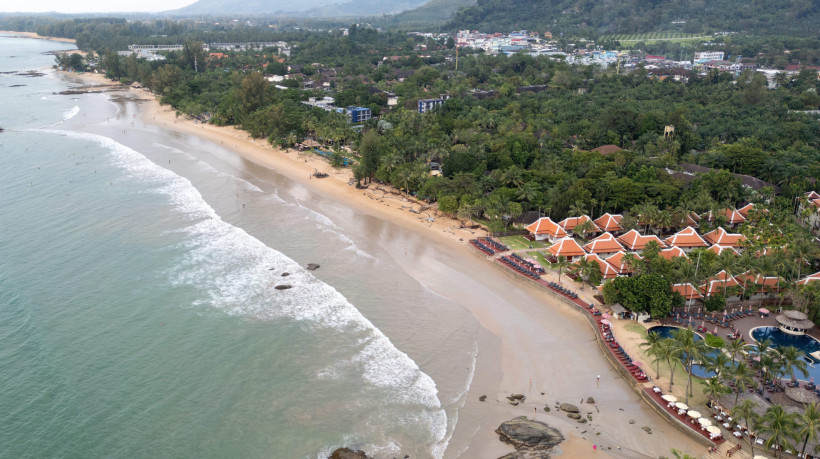 Fotografia aérea tirada a 19 de novembro de 2024 mostra uma vista geral do resort Khao Lak Laguna e da costa de Khao Lan, na província de Phang Nga, no sul da Tailândia. Para os sobreviventes do tsunami de 2004, o mar pode representar tanto a beleza como a tristeza. Entre mil e mil crianças perderam pelo menos um dos pais devido ao tsunami na Tailândia, de acordo com um serviço de informação humanitária