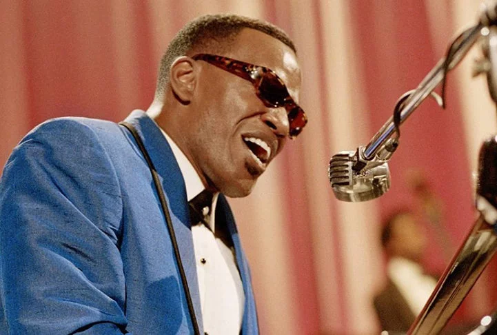 Além de emagrecer 13 quilos, ele manteve seus olhos cobertos com pálpebras postiças no set de filmagem a fim de viver com intensidade Ray Charles, o lendário pianista e cantor cego. 

