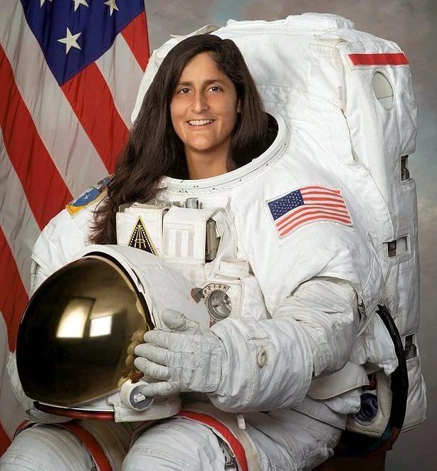 Já Suni Williams tem 58 anos e é astronauta da Nasa desde 1998. Ela é a segunda mulher com maior tempo de caminhada no espaço: 50 horas e 40 minutos.