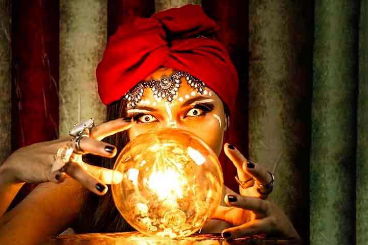 A crença nas bolas de cristal como meio de adivinhação,  conhecida como cristalomancia, tem suas origens em práticas antigas de várias culturas.