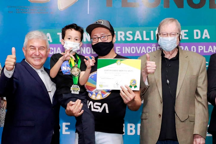 meio de um programa de computador, os integrantes analisaram imagens disponibilizadas pela agência espacial americana. Miro  encontrou 15 asteroides e ganhou um certificado.