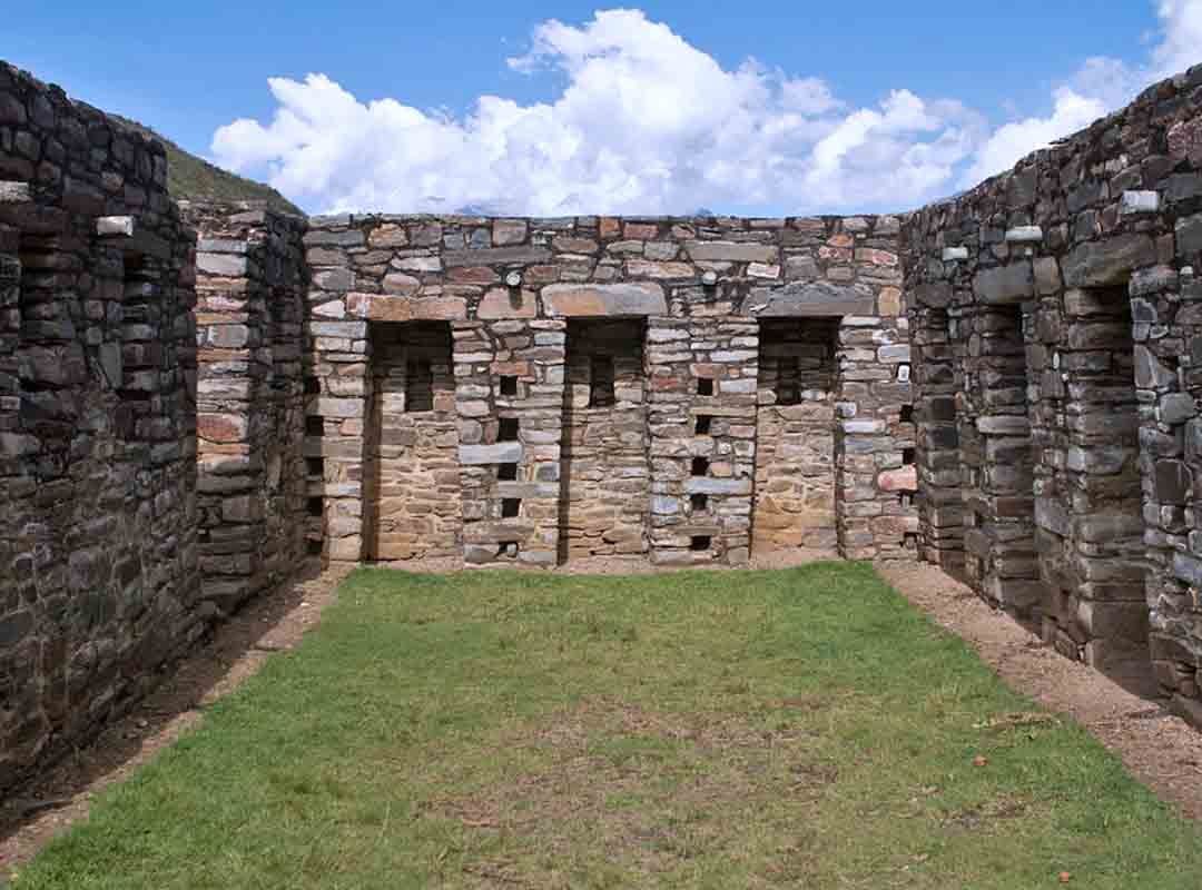 De 1438 a 1533, os incas incorporaram grande parte do oeste da América do Sul, na Cordilheira dos Andes, utilizando a conquista e a assimilação pacífica. O império juntou o território do Peru, oeste do Equador, oeste e centro-sul da Bolívia, noroeste da Argentina, sudoeste da Colômbia e boa parte do Chile.
