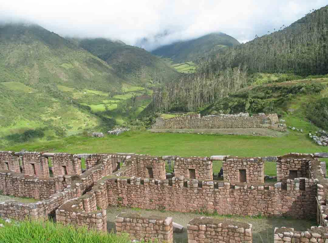 Vilcabamba foi o último refúgio dos Incas antes que seu império fosse destruído pelos espanhóis. Localizada na sombra da Cordilheira dos Andes, ela ficava escondida sob toneladas de vegetação da floresta amazônica.