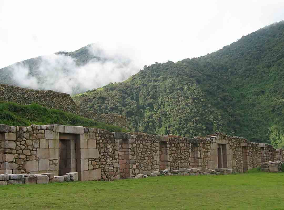 Na defesa de Vilcabamba, Túpac Amaru tinha cerca de 2.000 soldados, dos quais 600 ou 700 eram guerreiros antis (intitulados de chunchos pelos incas de Cusco). O falecido Titu Cusi dizia, aos espanhóis, que o grupo ainda praticava o canibalismo.